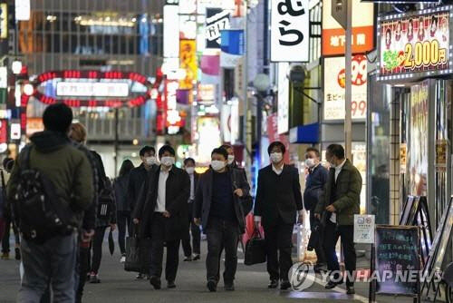 9일 오후 일본 도쿄도(東京都)의 대표적인 유흥가인 가부키초(歌舞伎町)에서 음식점 등이 불을 밝히고 영업 중이다.   도쿄 EPA=연합뉴스